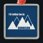 Ich wäre eher im Gunnison Colorado Mountain Ornament Aus Metall<br><div class="desc">Umgeben von Skigebieten,  einem nationalen Erholungsgebiet,  einem Nationalpark,  Seen,  Flüssen,  Mesas und phantastischen Bergen ist das Gunnison Colorado ein Erlebnisparadies. Dieses großartige Vintage Design hat einen Retro-Look.</div>