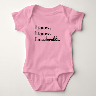 Ich weiß, ich weiß. Ich bin Adorable. Girl-Version Baby Strampler