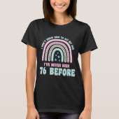 Ich weiß nicht, wie ich mein Alter 76. Boho Regenb T-Shirt (Vorderseite)