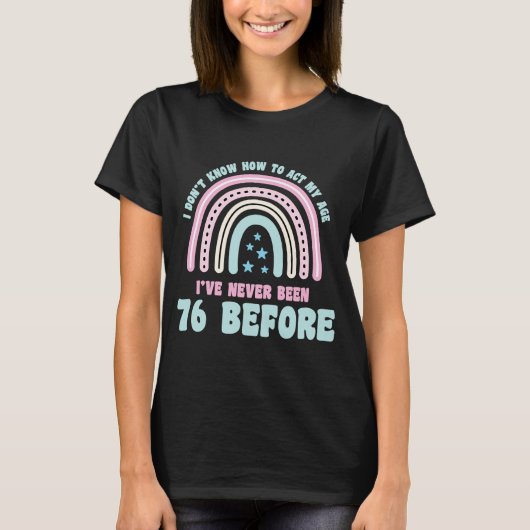 Ich weiß nicht, wie ich mein Alter 76. Boho Regenb T-Shirt (Vorderseite)