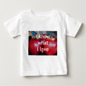 "Ich weiß, was ich Liebe" - Design mit Apple-Thema Baby T-shirt (Vorderseite)