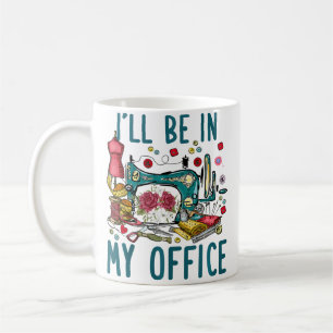 Ich werde in meinem Büro-Schneiderei-Nähzimmer sei Kaffeetasse