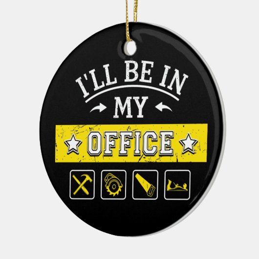 Ich werde in meinem Büro sein - Funny Woodworking Keramik Ornament (Links)