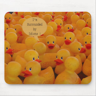 Ich werde von den Idioten umgeben Mousepad