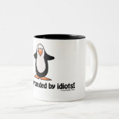 Ich werde von den Idioten umgeben! Zweifarbige Tasse (VorderseiteRechts)
