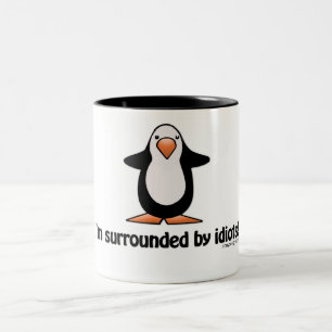 Ich werde von den Idioten umgeben! Zweifarbige Tasse