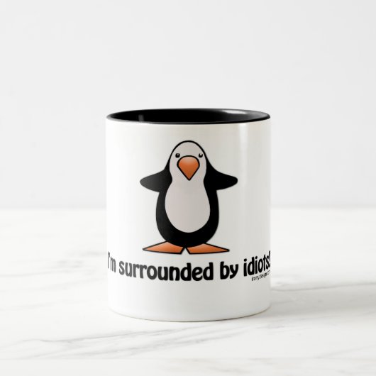 Ich werde von den Idioten umgeben! Zweifarbige Tasse (Mittel)