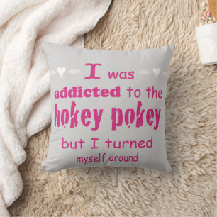 Ich wurde dem Hokey Pokey Typografy Zitat zugeschr Kissen
