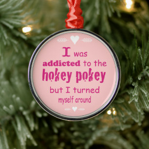 Ich wurde dem Hokey Pokey Typografy Zitat zugeschr Silbernes Ornament
