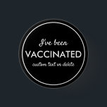 Ich wurde geimpft Covid Shot Custom Text Black Button<br><div class="desc">Lass allen,  dass du geimpft worden bist. Button verfügt über 3 Zeilen benutzerdefiniertes Set mit weißem Text vor schwarzem Hintergrund (einfach die Farbe ändern). Ideal für Dr. Büros,  Impfstellen,  Firmen oder Einzelpersonen.</div>