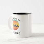 ICH WÜRDE IN MONTANA VIELLEICHT WANDERN. Outdoorsm Zweifarbige Tasse (Vorderseite Links)