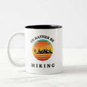 ICH WÜRDE IN MONTANA VIELLEICHT WANDERN. Outdoorsm Zweifarbige Tasse (Links)