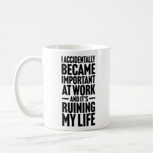 Ich wurde versehentlich wichtig bei der Arbeit Mit Kaffeetasse