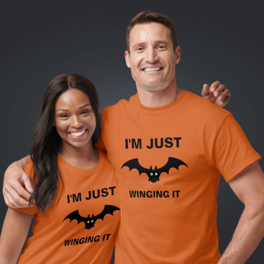 Ich zeige es gerade mit der lustigen Halloween-Bat T-Shirt
