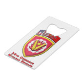 Iconic 59. Ordnance Nuklear Brigade Geldbeutel Flaschenöffner (Rückseite Schrägansicht)