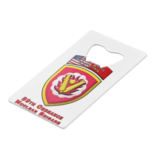 Iconic 59. Ordnance Nuklear Brigade Geldbeutel Flaschenöffner (Rückseite Schrägansicht)