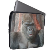 Iconic Silverback - Oumbi enthüllt Laptopschutzhülle (Vorne Rechts)