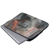 Iconic Silverback - Oumbi enthüllt Laptopschutzhülle (Vorne Knopf)