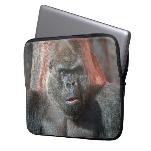 Iconic Silverback - Oumbi enthüllt Laptopschutzhülle (Vorderseite Links)