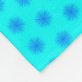 Icy Aqua und Blaues Schneeflockenmuster Fleecedecke (Ecke)