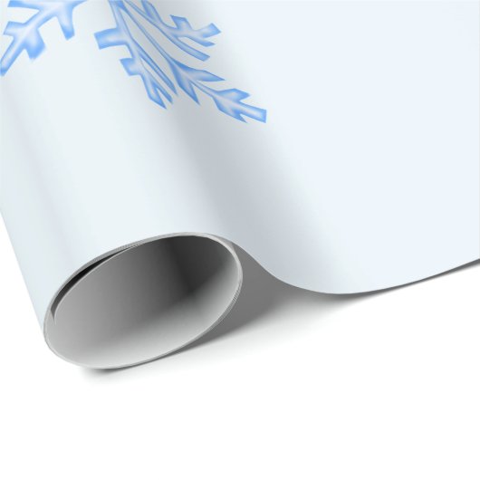 Icy Blue Snowflake Pattern on Pale Blue Background Geschenkpapier (Rolleneckpunkt)