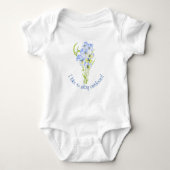 Icy Blue Stiefmütterchen auf einem Baby Strampler (Vorderseite)