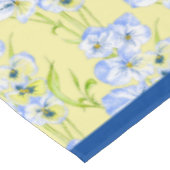 Icy Blue Stiefmütterchen auf einem Tablecloth Tischdecke (Schrägansicht)