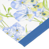 Icy Blue-Stiefmütterchen auf einem Tischläufer (Ecke)