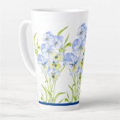 Icy Blue Stiefmütterchen auf einer großen Latte-Ta Milchtasse (Linke Ecke)
