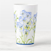 Icy Blue Stiefmütterchen auf einer großen Latte-Ta Milchtasse (Vorderseite)