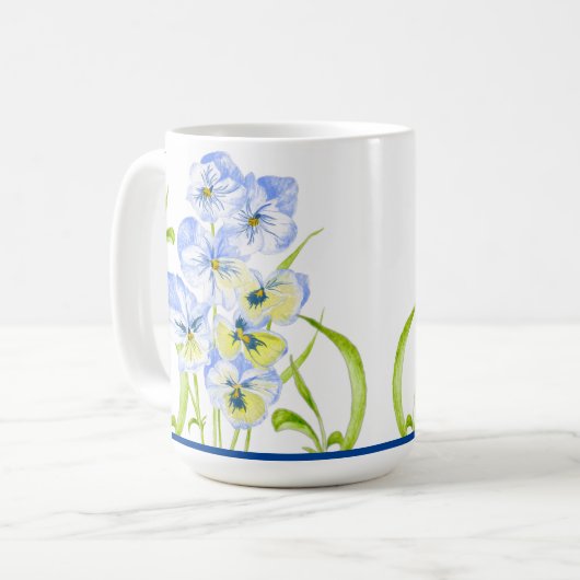 Icy Blue Stiefmütterchen auf einer klassischen Tas Kaffeetasse (Vorderseite Links)