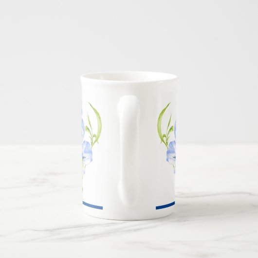 Icy Blue Stiefmütterchen auf einer Knochen-China-T Porzellantasse (Rückseite)