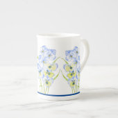 Icy Blue Stiefmütterchen auf einer Knochen-China-T Porzellantasse (Vorderseite Rechts)