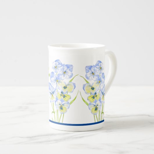 Icy Blue Stiefmütterchen auf einer Knochen-China-T Porzellantasse (Vorderseite Rechts)
