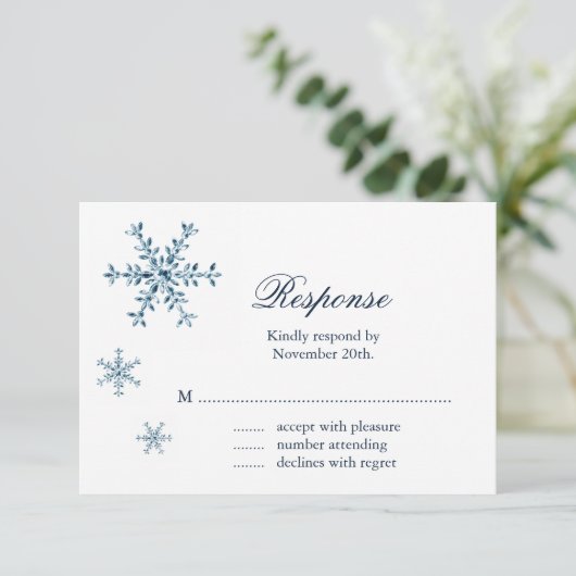 Icy Winter Snowflake Wedding RSVP Karte (Stehend Vorderseite)