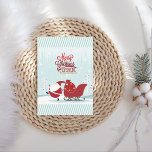 Icy Wonderland Santa and Sleigh Feiertagskarte<br><div class="desc">Der niedliche Weihnachtsmann zieht seinen roten Schlitten durch einen winterlichen Aquatag. Die Schneeflocken fallen,  die Ikone schwinden,  während die weißen Bäume mit roten Farbtönen beleuchtet sind. Aqua und weiße Streifen schneiden oben und unten und es ist Zeit,  Weihnachten zu feiern!</div>