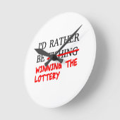 I'd Rather Be Fishing... Winning The Lottery Runde Wanduhr (Winkel)