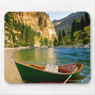 IDAHO, Fischerboot auf einem sandigen Strand in Mousepad
