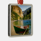 IDAHO, Fischerboot auf einem sandigen Strand in Silbernes Ornament (Rechts)