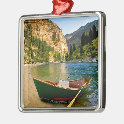 IDAHO, Fischerboot auf einem sandigen Strand in Silbernes Ornament (Links)