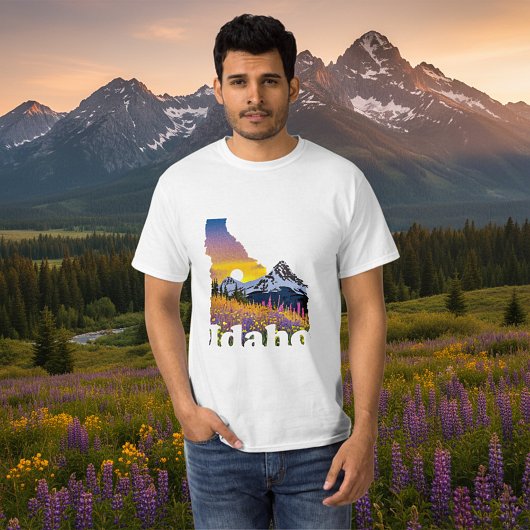 Idaho-Form mit Berg und Wildblumen T-Shirt