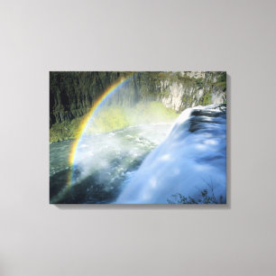 Idaho. USA. Regenbogen im Sprühnebel oberhalb von  Leinwanddruck