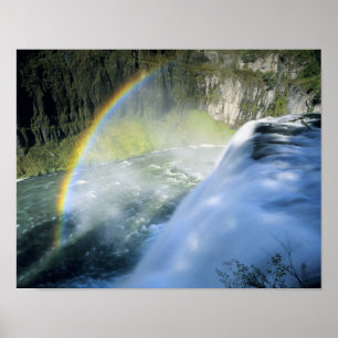 Idaho. USA. Regenbogen im Sprühnebel oberhalb von  Poster