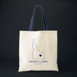 Idaho Wedding Welcome Bag Tasche, Navy Blue Map Tragetasche<br><div class="desc">Begrüßungsgeschenktasche mit Kartengrafik. Ihre Gäste werden in ihrem Hotel einchecken und diese Tasche mit den Leckereien,  die sie erwarten,  finden. Sie können das Herz mit der Funktion "Weiter anpassen" an den Ort Ihres großen Tages positionieren.</div>