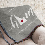 Idaho Zuhause Staat Personalisiert Decke<br><div class="desc">Zeigen Sie Zuhause-Staatsstolz mit dieser niedlichen rustikalen grauen Werftdecke mit "Zuhause" in weißer Kalligrafie-Schrift mit einer Silhouette des Staat von Idaho, stehend für den Buchstaben "O". Eine rote Herzanzeige in der Staat-Karte vervollständigt das Design; Sie können die Herzposition in Ihrer Zuhause-Stadt ändern, indem Sie das Design-Tool öffnen und die Herzform...</div>
