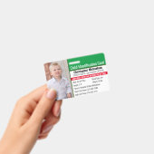 Identifikation des Fotos mit Kind-ID-Notfallallerg Ausweis (Handheld)