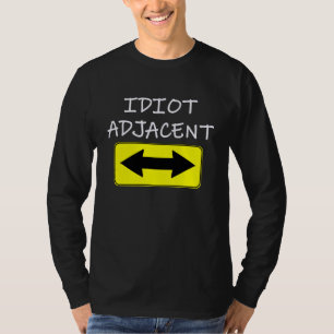 Idiot grenzt an mich an, ich bin mit dem stupiden T-Shirt