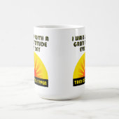 Idioten geschehen lustige Tasse (Mittel)