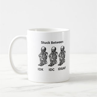 IDK, IDC und IDGAF mit Skeletten, die auf einer Kaffeetasse
