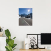 Idyllische leere Straße durch eine Winterlandschaf Poster (Heimbüro)